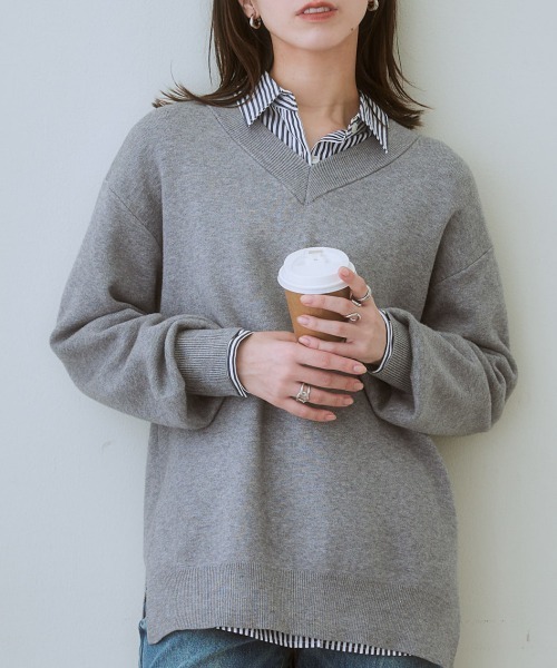 nissen（ニッセン）の「スウェットライクVネックニット（ニット/セーター・レディース・ベージュ系/ネイビー/モカ/ロイヤルブルー/パープル系/杢グレー/ライラック系/ブラック/レッド/オートミール・LL/L/M/S）」の2枚目の写真