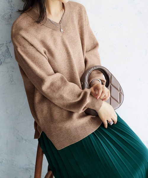 nissen（ニッセン）の「スウェットライクVネックニット（ニット/セーター・レディース・ベージュ系/ネイビー/モカ/ロイヤルブルー/パープル系/杢グレー/ライラック系/ブラック/レッド/オートミール・LL/L/M/S）」の3枚目の写真