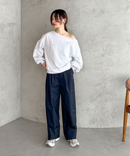 feepur（フェピュール）の「エンブロイダリーワンショルスウェット（スウェット・レディース・オートミール/ブラック/杢グレー・MEDIUM）」の9枚目の写真