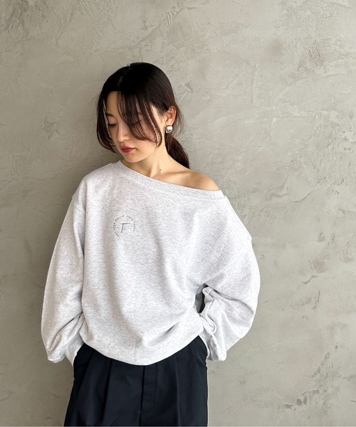 feepur（フェピュール）の「エンブロイダリーワンショルスウェット（スウェット・レディース・オートミール/ブラック/杢グレー・MEDIUM）」の4枚目の写真