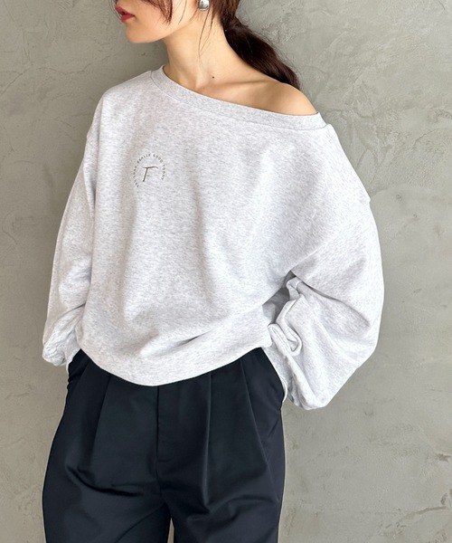 feepur（フェピュール）の「エンブロイダリーワンショルスウェット（スウェット・レディース・オートミール/ブラック/杢グレー・MEDIUM）」の5枚目の写真