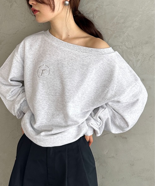 feepur（フェピュール）の「エンブロイダリーワンショルスウェット（スウェット・レディース・オートミール/ブラック/杢グレー・MEDIUM）」の6枚目の写真