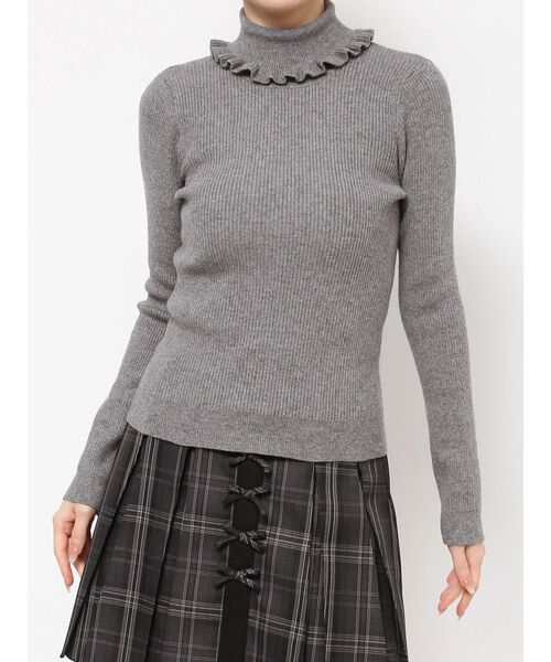 merry jenny（メリージェニー）の「frillリブタートルニット（ニット/セーター・レディース・グレー/ブルー/アイボリー・FREE）」の2枚目の写真