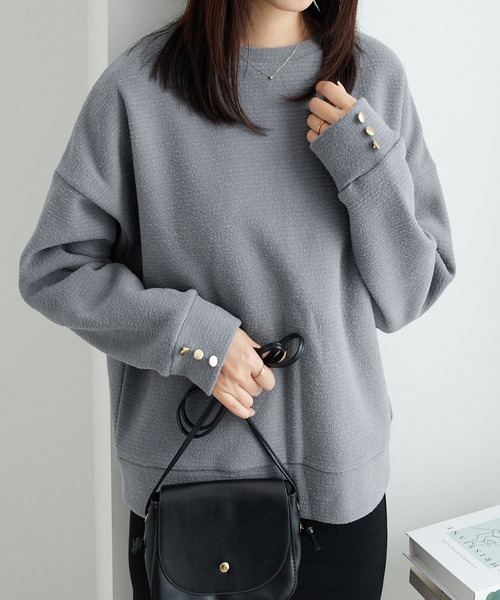 Viola e Viola(ヴィオラエヴィオラ)の「ブークレ裏起毛 袖ボタンゆるプルオーバー(Tシャツ/カットソー・レディース・ライトグリーン/ベージュ/グレー/グレイッシュブルー/ブラック・M/L/3L/LL)」の2枚目の写真