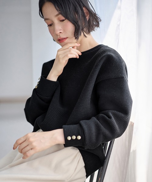 Viola e Viola(ヴィオラエヴィオラ)の「ブークレ裏起毛 袖ボタンゆるプルオーバー(Tシャツ/カットソー・レディース・ライトグリーン/ベージュ/グレー/グレイッシュブルー/ブラック・M/L/3L/LL)」の6枚目の写真