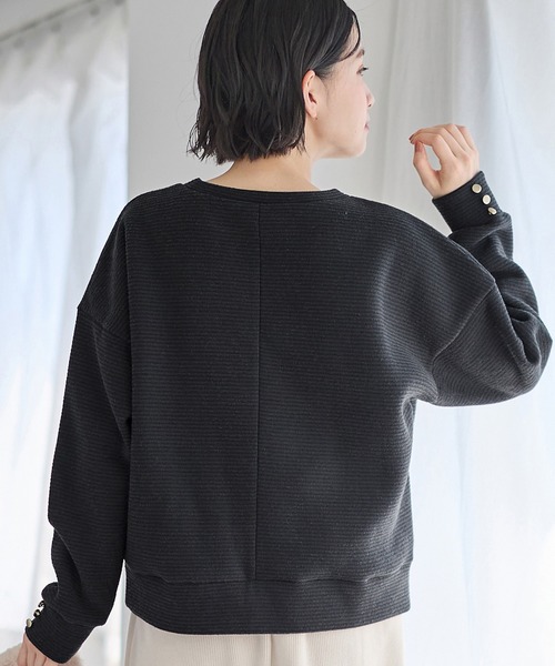 Viola e Viola(ヴィオラエヴィオラ)の「ブークレ裏起毛 袖ボタンゆるプルオーバー(Tシャツ/カットソー・レディース・ライトグリーン/ベージュ/グレー/グレイッシュブルー/ブラック・M/L/3L/LL)」の7枚目の写真