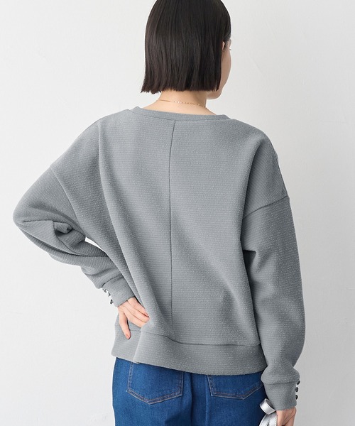 Viola e Viola(ヴィオラエヴィオラ)の「ブークレ裏起毛 袖ボタンゆるプルオーバー(Tシャツ/カットソー・レディース・ライトグリーン/ベージュ/グレー/グレイッシュブルー/ブラック・M/L/3L/LL)」の10枚目の写真