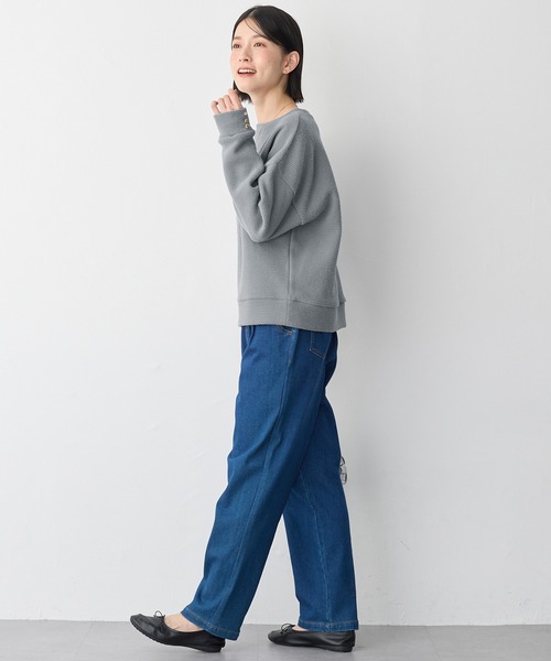 Viola e Viola(ヴィオラエヴィオラ)の「ブークレ裏起毛 袖ボタンゆるプルオーバー(Tシャツ/カットソー・レディース・ライトグリーン/ベージュ/グレー/グレイッシュブルー/ブラック・M/L/3L/LL)」の12枚目の写真