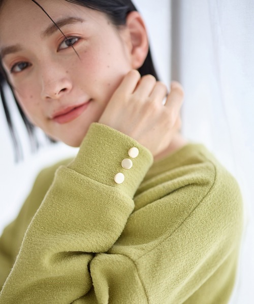 Viola e Viola(ヴィオラエヴィオラ)の「ブークレ裏起毛 袖ボタンゆるプルオーバー(Tシャツ/カットソー・レディース・ライトグリーン/ベージュ/グレー/グレイッシュブルー/ブラック・M/L/3L/LL)」の15枚目の写真