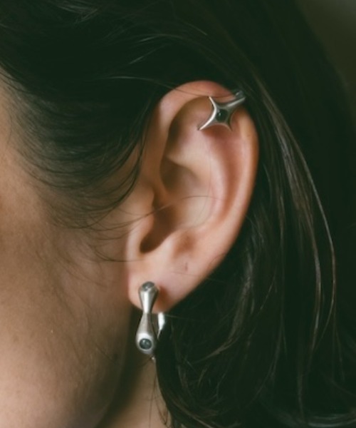 SYKIA（シキア）の「Spark Star Earcuff（イヤーカフ・レディース・シルバー系その他4/シルバー系その他6/ゴールド系1/ゴールド系3/シルバー系その他5/ゴールド系2・FREE）」の2枚目の写真