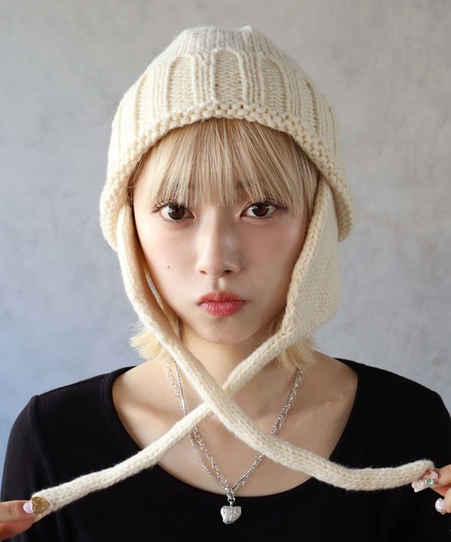 BARELY BLUE(ベアリーブルー)の「【 BARELY BLUE / ベアリーブルー 】 耳当て付き ニットキャップ(ニットキャップ/ビーニー・レディース・ブラック/アイボリー/ブルー/ブラウン/グリーン/ボルドー/レッド・FREE)」の2枚目の写真