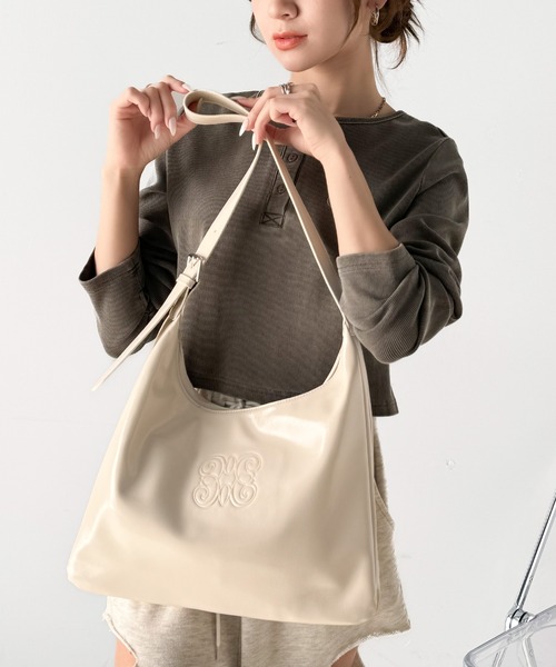 mily bilet（ミウィビレット）の「【mily bilet】機能性抜群！ロゴ型押しエナメルフェイクレザートートバッグ(大容量)（トートバッグ・レディース・ブラック/ベージュ・ONE SIZE）」の2枚目の写真