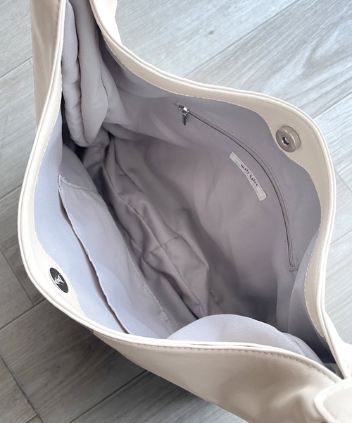 mily bilet（ミウィビレット）の「【mily bilet】機能性抜群！ロゴ型押しエナメルフェイクレザートートバッグ(大容量)（トートバッグ・レディース・ブラック/ベージュ・ONE SIZE）」の17枚目の写真