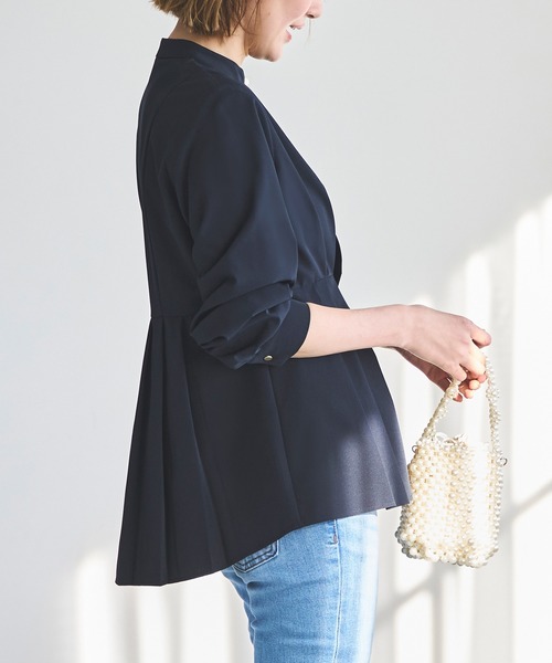 RUIRUE BOUTIQUE(ルイルエブティック)の「洗える ストレッチ | ウエストタック バンドカラー フレア ブラウス | レディース 体型カバー 長袖 オフィスカジュアル 無地 トップス シャツ(シャツ/ブラウス・レディース・ネイビー/ブラック/グレイッシュベージュ・S/M/L/LL/3L)」の8枚目の写真
