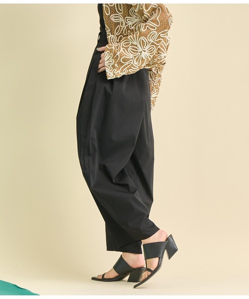 Settimissimo（セッティミッシモ）の「サイドタック コクーン ツイル パンツ（その他パンツ・レディース・ブラック/アイボリー・FREE）」の18枚目の写真