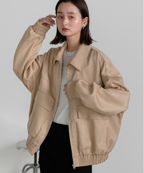 ad thie(アドティエ)の「ビッグポケット ツイルジップ ブルゾン(カバーオール・レディース・チャコール/ベージュ/アイボリー/カーキ・FREE)」の1枚目の写真