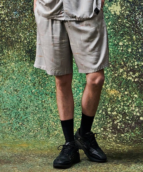 MSML（エムエスエムエル）の「KASURI CROSS PRINTED RAYON SHORTS（その他パンツ・メンズ・ライトグレー/ブラック・XL/L/M/S）」の4枚目の写真