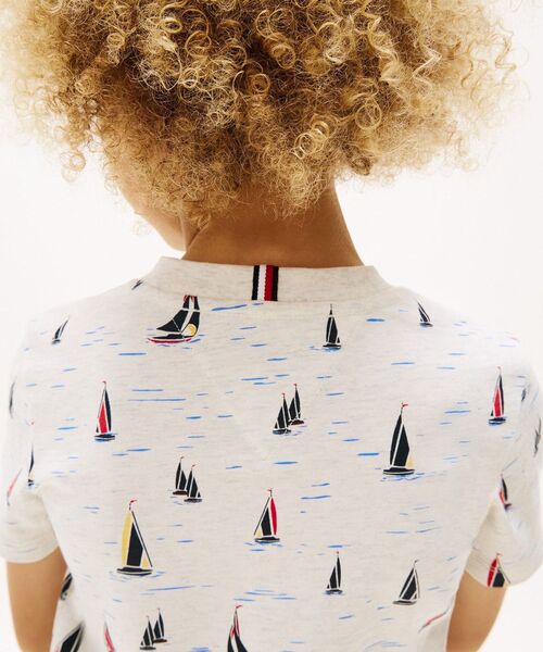 TOMMY HILFIGER（トミーヒルフィガー）の「BOYS オールオーバープリントレギュラーTシャツ（Tシャツ/カットソー・キッズ・ベージュ・130cm/140cm/150cm/160cm）」の2枚目の写真