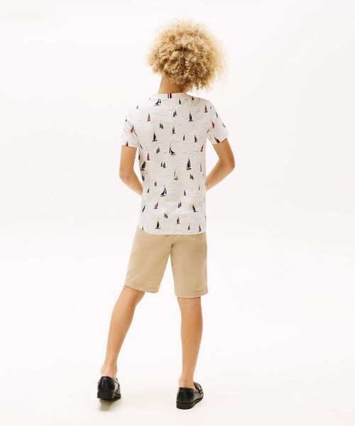 TOMMY HILFIGER（トミーヒルフィガー）の「BOYS オールオーバープリントレギュラーTシャツ（Tシャツ/カットソー・キッズ・ベージュ・130cm/140cm/150cm/160cm）」の4枚目の写真