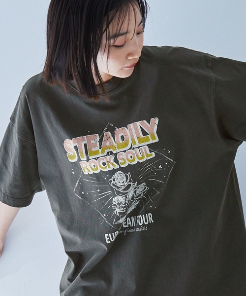 MONO-MART(モノマート)の「ヴィンテージ加工ツアーグラフィックデザイン オーバーサイズ半袖Tシャツ(Tシャツ/カットソー・レディース・ブラック/ホワイト系/ホワイト系1/オフホワイト/ブルー/ピンク系/ブラック系1/ブラック系・FREE)」の5枚目の写真
