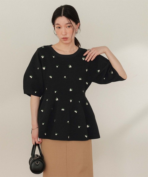 titivate（ティティベイト）の「フラワー刺繍ペプラムニットトップス（ニット/セーター・レディース・ネイビー/アイボリー/ブラック/グレー・S/L/M）」の3枚目の写真