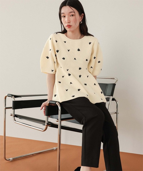 titivate（ティティベイト）の「フラワー刺繍ペプラムニットトップス（ニット/セーター・レディース・ネイビー/アイボリー/ブラック/グレー・S/L/M）」の5枚目の写真