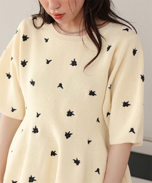 titivate（ティティベイト）の「フラワー刺繍ペプラムニットトップス（ニット/セーター・レディース・ネイビー/アイボリー/ブラック/グレー・S/L/M）」の6枚目の写真