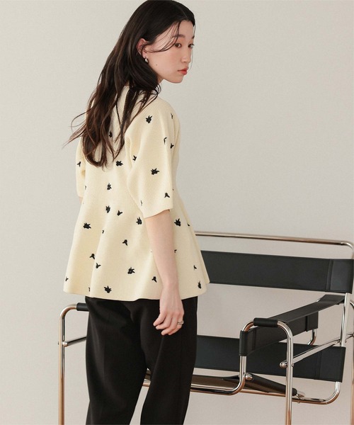 titivate（ティティベイト）の「フラワー刺繍ペプラムニットトップス（ニット/セーター・レディース・ネイビー/アイボリー/ブラック/グレー・S/L/M）」の8枚目の写真