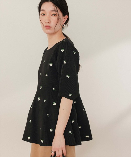 titivate（ティティベイト）の「フラワー刺繍ペプラムニットトップス（ニット/セーター・レディース・ネイビー/アイボリー/ブラック/グレー・S/L/M）」の12枚目の写真