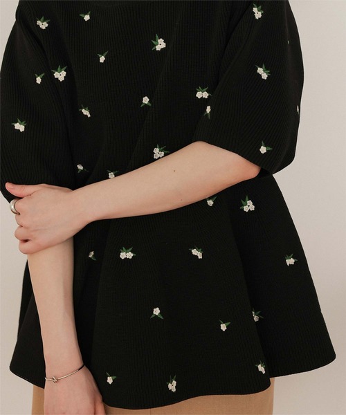 titivate（ティティベイト）の「フラワー刺繍ペプラムニットトップス（ニット/セーター・レディース・ネイビー/アイボリー/ブラック/グレー・S/L/M）」の15枚目の写真