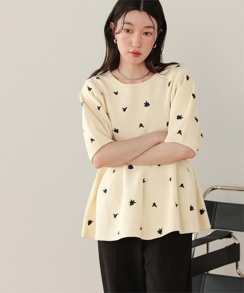 titivate（ティティベイト）の「フラワー刺繍ペプラムニットトップス（ニット/セーター・レディース・ネイビー/アイボリー/ブラック/グレー・S/L/M）」の9枚目の写真