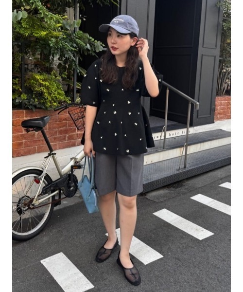 titivate(ティティベイト)の「フラワー刺繍ペプラムニットトップス(ニット/セーター・レディース・ネイビー/アイボリー/ブラック/グレー・S/L/M)」の11枚目の写真