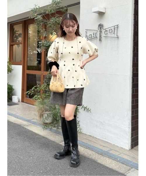 titivate(ティティベイト)の「フラワー刺繍ペプラムニットトップス(ニット/セーター・レディース・ネイビー/アイボリー/ブラック/グレー・S/L/M)」の12枚目の写真