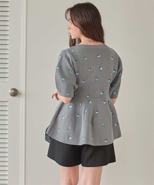 titivate(ティティベイト)の「フラワー刺繍ペプラムニットトップス(ニット/セーター・レディース・ネイビー/アイボリー/ブラック/グレー・S/L/M)」の22枚目の写真