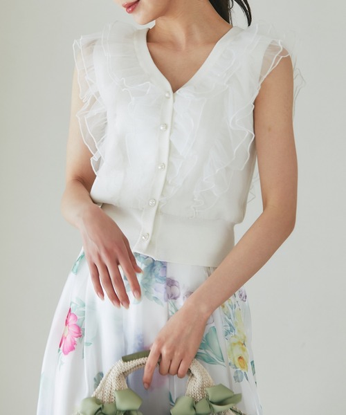 tocco closet(トッコ クローゼット)の「チュールフリル付きパール釦ニットベスト(ベスト・レディース・オフホワイト/ネイビー・M)」の10枚目の写真