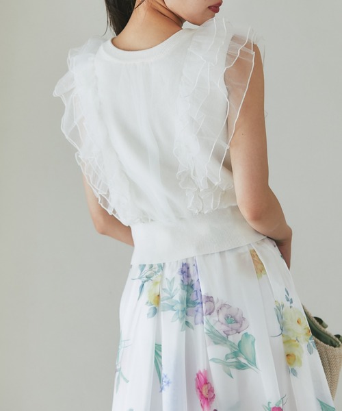 tocco closet(トッコ クローゼット)の「チュールフリル付きパール釦ニットベスト(ベスト・レディース・オフホワイト/ネイビー・M)」の13枚目の写真