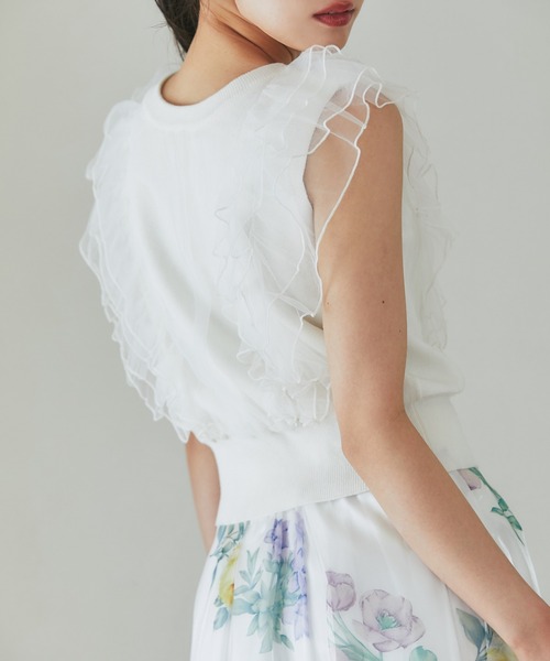 tocco closet(トッコ クローゼット)の「チュールフリル付きパール釦ニットベスト(ベスト・レディース・オフホワイト/ネイビー・M)」の12枚目の写真