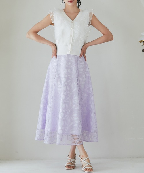 tocco closet(トッコ クローゼット)の「チュールフリル付きパール釦ニットベスト(ベスト・レディース・オフホワイト/ネイビー・M)」の3枚目の写真
