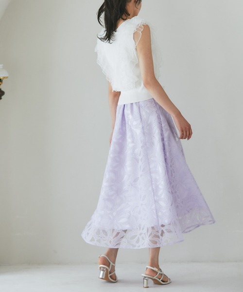 tocco closet(トッコ クローゼット)の「チュールフリル付きパール釦ニットベスト(ベスト・レディース・オフホワイト/ネイビー・M)」の5枚目の写真