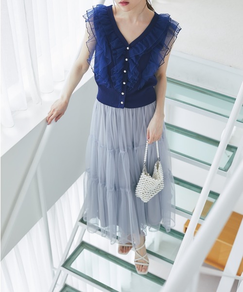 tocco closet(トッコ クローゼット)の「チュールフリル付きパール釦ニットベスト(ベスト・レディース・オフホワイト/ネイビー・M)」の15枚目の写真