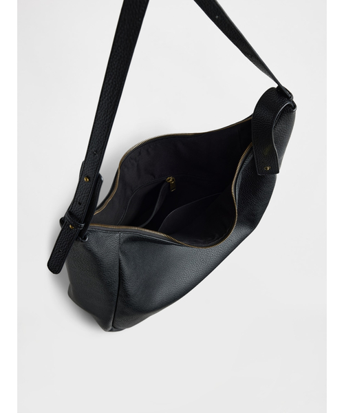 GAP（ギャップ）の「ヴィーガン ペブルレザー スラウチーバッグ（ショルダーバッグ・レディース・ブラック・ONE SIZE）」の6枚目の写真