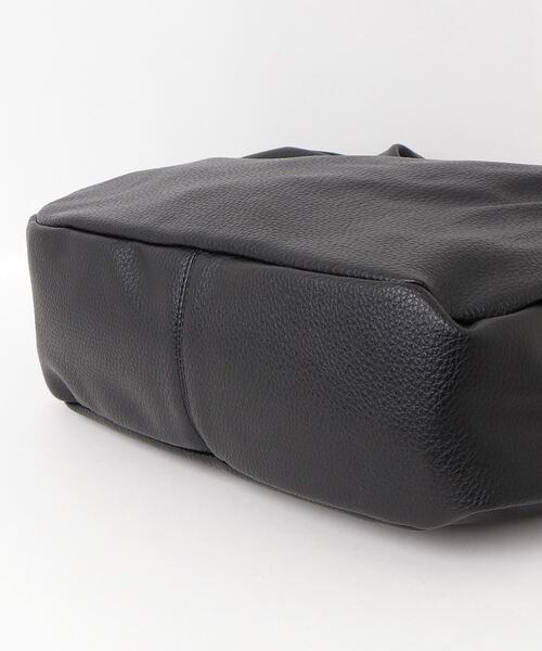 GAP（ギャップ）の「ヴィーガン ペブルレザー スラウチーバッグ（ショルダーバッグ・レディース・ブラック・ONE SIZE）」の2枚目の写真