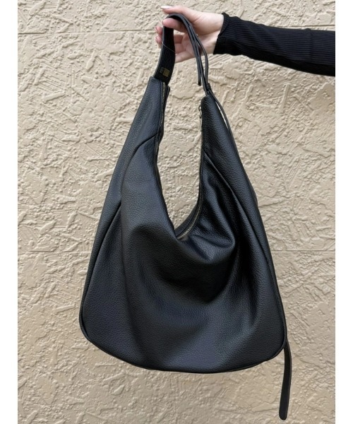 GAP（ギャップ）の「ヴィーガン ペブルレザー スラウチーバッグ（ショルダーバッグ・レディース・ブラック・ONE SIZE）」の9枚目の写真