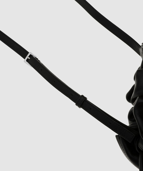 MARNI（マルニ）の「SCRUNCHIE / ドローストリングスバッグ（ショルダーバッグ・メンズ・グレイッシュベージュ/ブラック・ONE SIZE）」の4枚目の写真