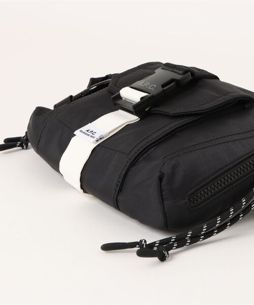 A.P.C.(アーペーセー)の「BANANE TREK(ショルダーバッグ・メンズ・ブラック・ONESIZE)」の3枚目の写真