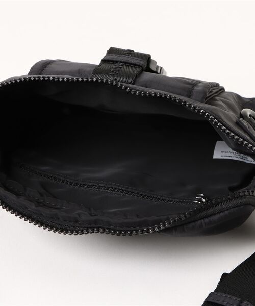 A.P.C.(アーペーセー)の「BANANE TREK(ショルダーバッグ・メンズ・ブラック・ONESIZE)」の4枚目の写真
