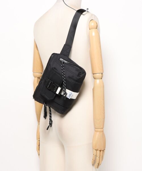 A.P.C.(アーペーセー)の「BANANE TREK(ショルダーバッグ・メンズ・ブラック・ONESIZE)」の5枚目の写真