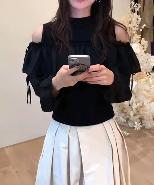 Lace Ladies(レースレディース)の「オープンショルダー リブ ハイネック フリル トップス(Tシャツ/カットソー・レディース・アイボリー/ブラック・FREE)」の1枚目の写真