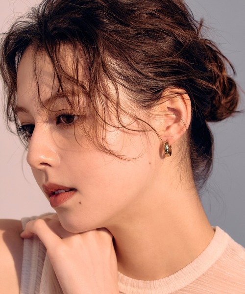 Jolie Toujours(ジョリトゥジュール)の「【汗や水に強い】〈ステンレス〉CZドットフープピアス(ピアス(両耳用)・レディース・ゴールド・FREE)」の5枚目の写真