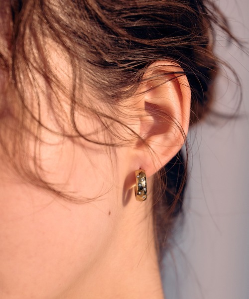 Jolie Toujours(ジョリトゥジュール)の「【汗や水に強い】〈ステンレス〉CZドットフープピアス(ピアス(両耳用)・レディース・ゴールド・FREE)」の4枚目の写真